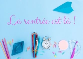 Fournitures scolaires sur fond bleu