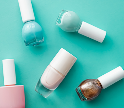 RAPPELS DE COSMETOLOGIE : LES VERNIS A ONGLES