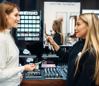 Conseiller(e) de vente en parfumerie et cosmétique : formez-vous à distance.