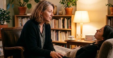 Praticien en hypnose accompagnant une personne allongée les yeux fermés lors d'une séance d'hypnose spirituelle