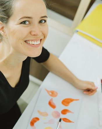 Cnfdi Formation à distance Femme qui fait de la peinture