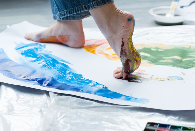 Devenez art thérapeute Pieds qui marchent sur une peinture