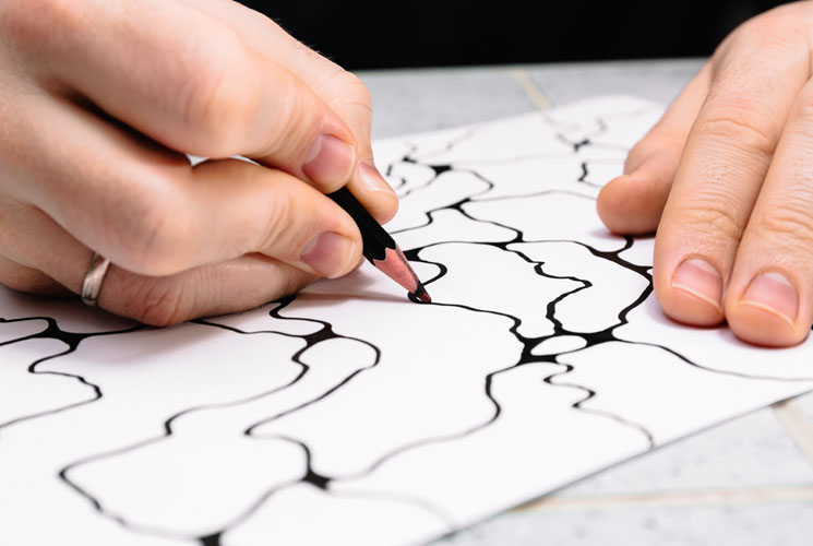 Main en train de dessiner