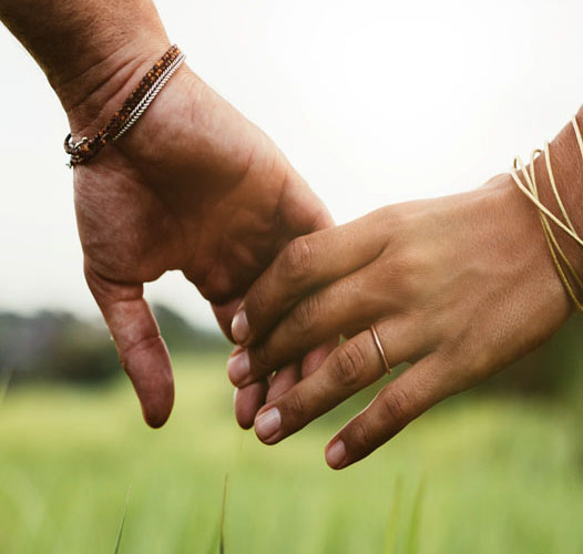 Couple se tenant par la main