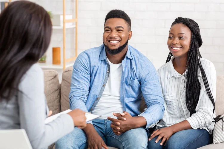 Portrait d'un couple heureux après une séance de thérapie conjugale réussie
