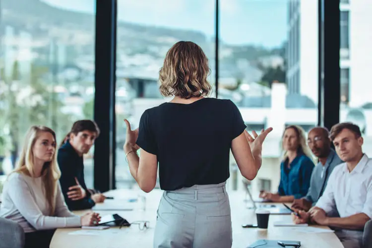 Femme d'affaires partageant de nouvelles idées en réunion