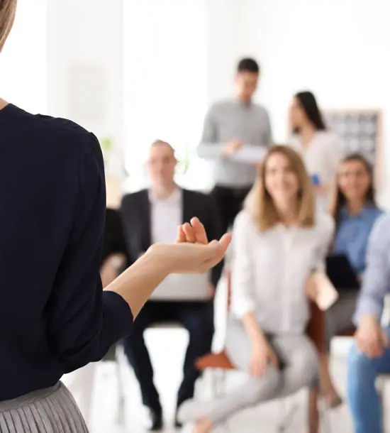 Coach en entreprise donnant une conférence au bureau