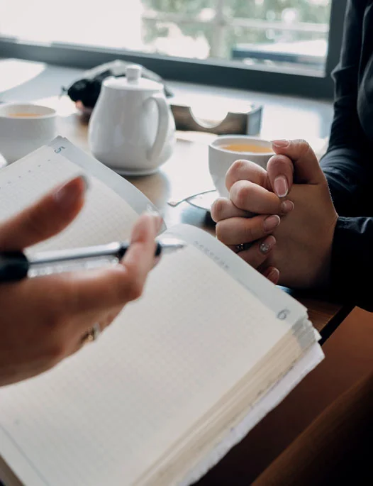 livre ouvert sur une table avec 2 participants