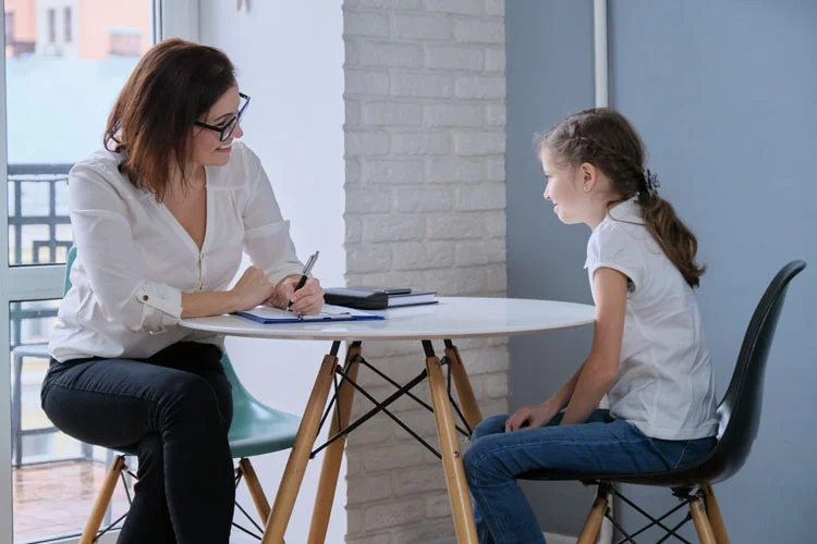 Séance de communication avec un coach scolaire et une fillette de 10 ans