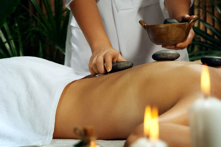 Portrait d'une belle jeune femme dans un environnement de spa.