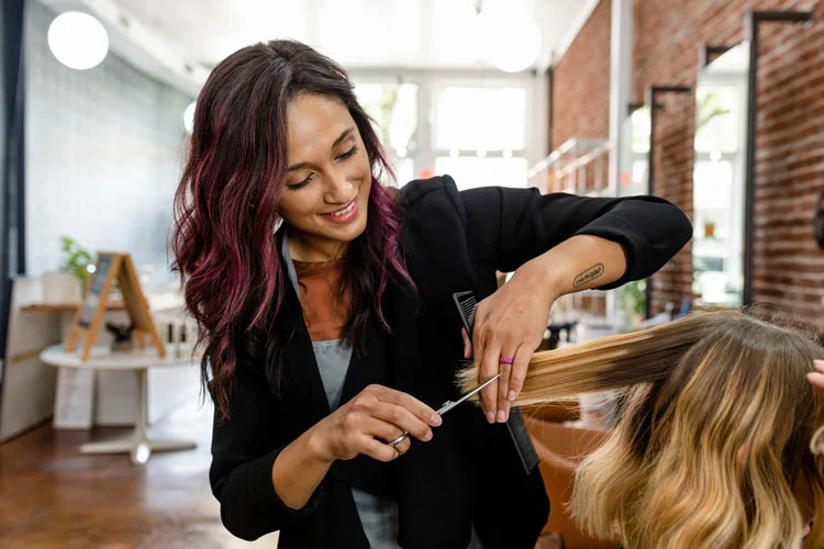 Femme en train de se faire coiffer dans un salon
