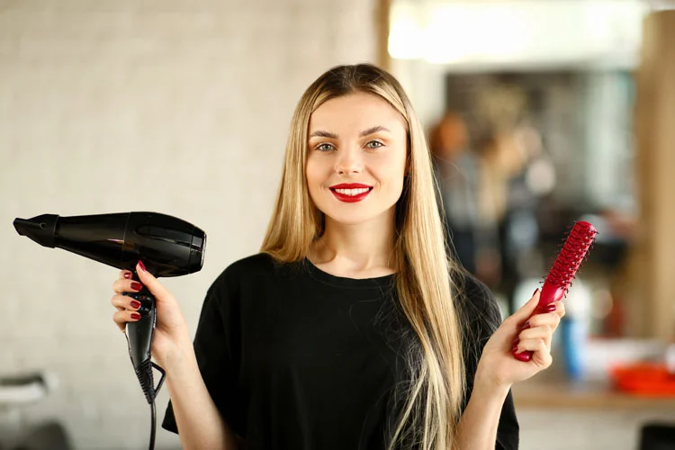 Jeune femme avec un sèche cheveux