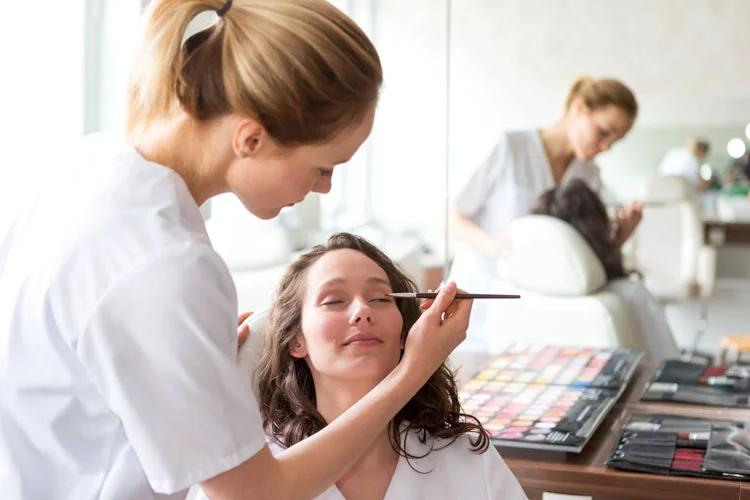 Deux jeunes étudiantes esthéticiennes travaillant pendant les cours de maquillage.