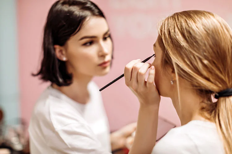Maquilleur au travail lors d'un défilé de mode