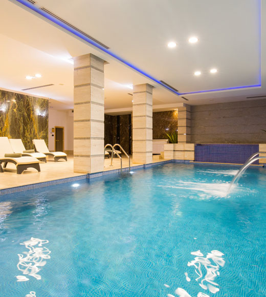 Piscine dans le spa et le centre de bien-être de l'hôtel