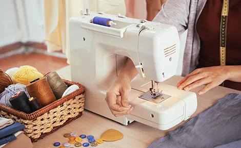 Une couturière avec une machine à coudre