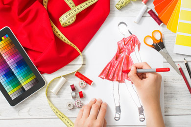 Styliste de mode travaillant dans un studio. Gros plan sur le design.